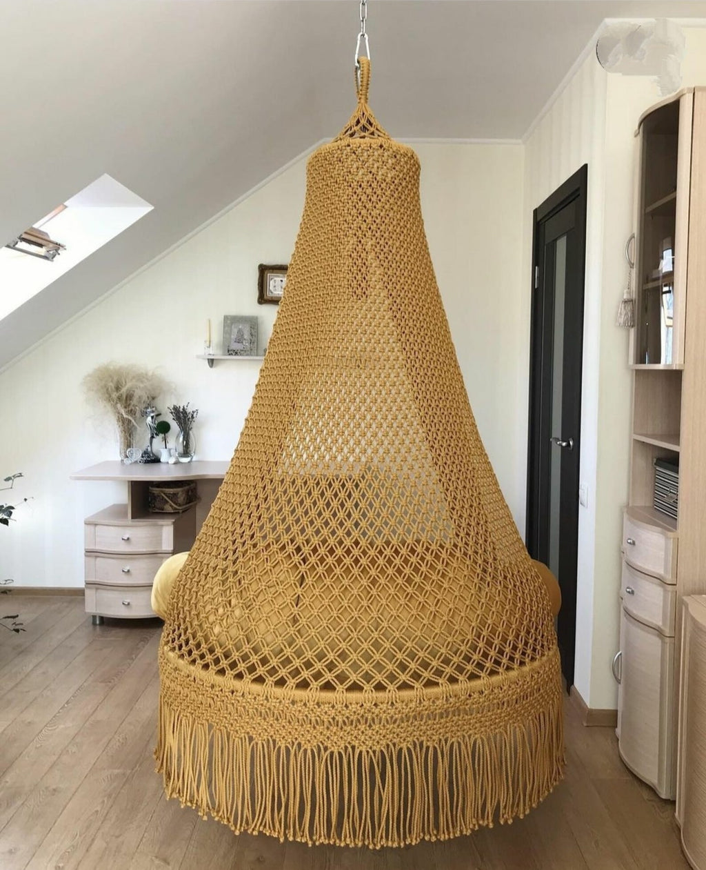 Macrame swing in mustard yellow detail