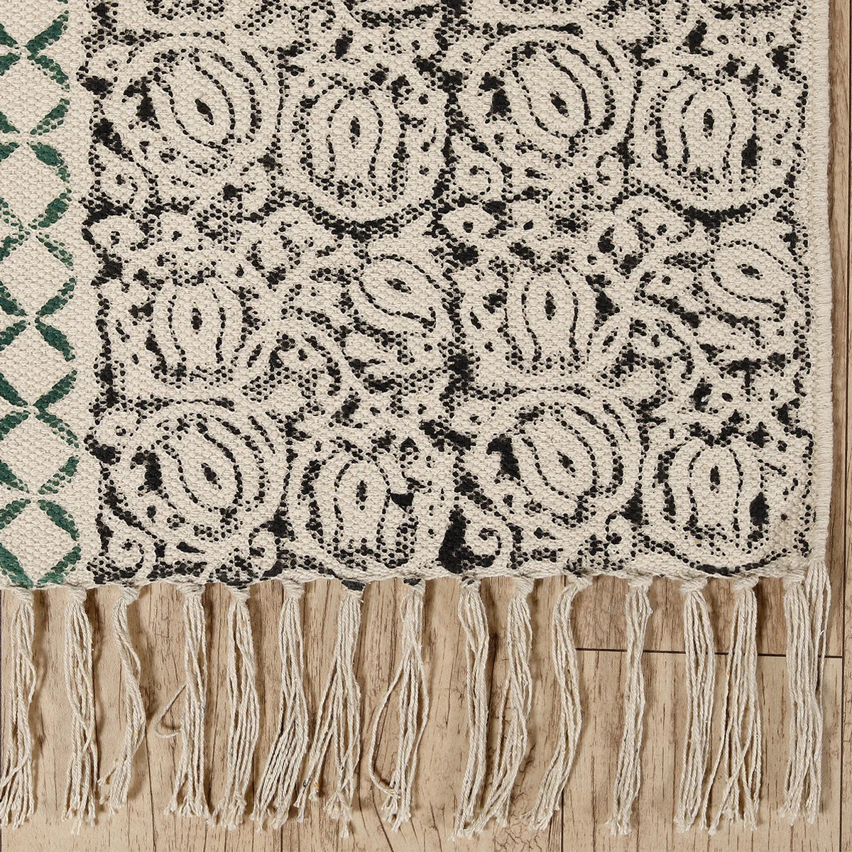 White Floral Printed Traditional Rug / Carpet